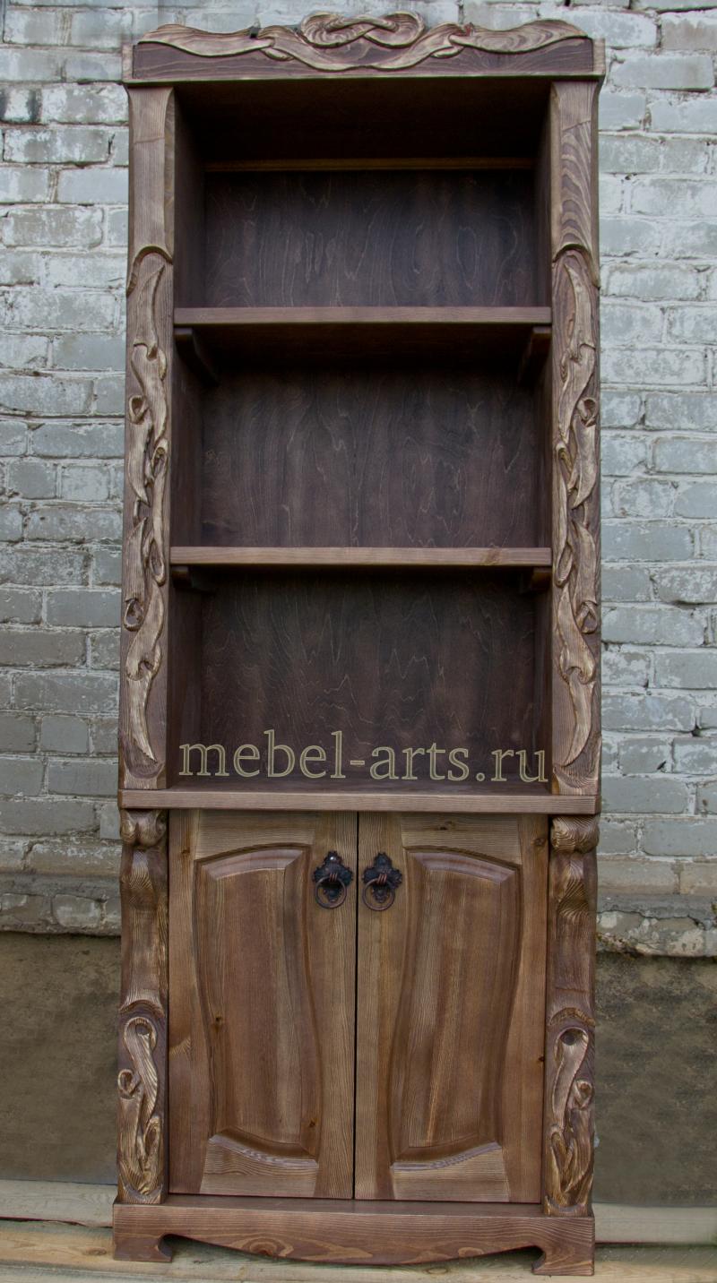 Деревянный буфет с полками для тарелок с резными элементами